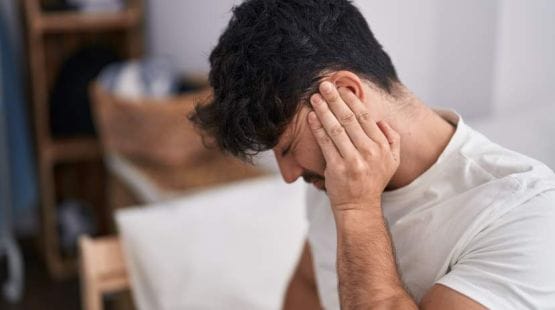 muskarac oseca vrtoglavicu i bol u uhu